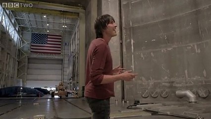 Une boule de bowling et une plume tombent en même temps. Laquelle arrive en bas en premier ? Cette expérience va vous bluffer !