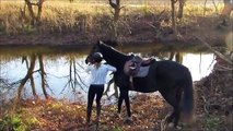 Elle veut apprendre à son cheval à aimer l'eau ! Ce qui arrive est imprévu !
