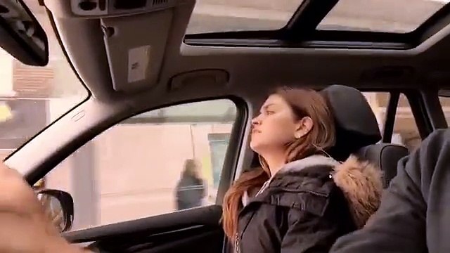 Un belle gonzesse fait du Hip Hop dans la voiture ... en caméra cachée ... MDR !