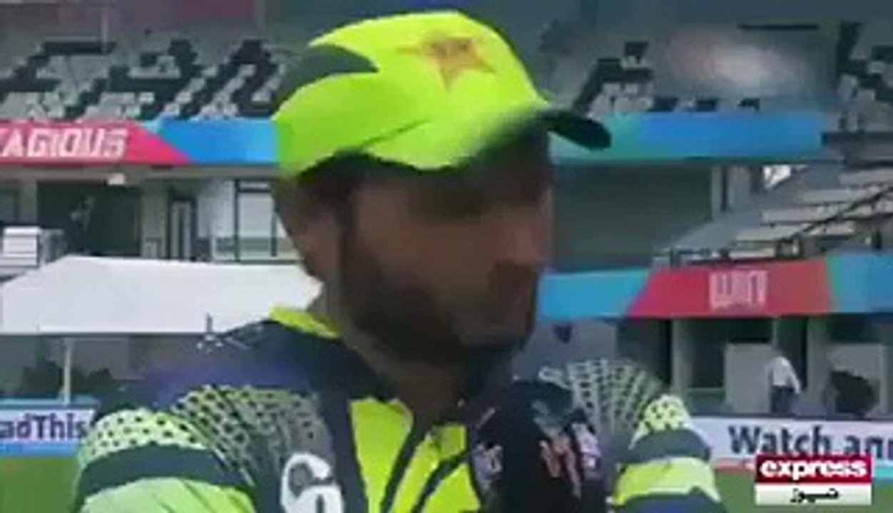 Shahid Afridi appeals Umar Akmal to help him reach 400 ODI wickets.