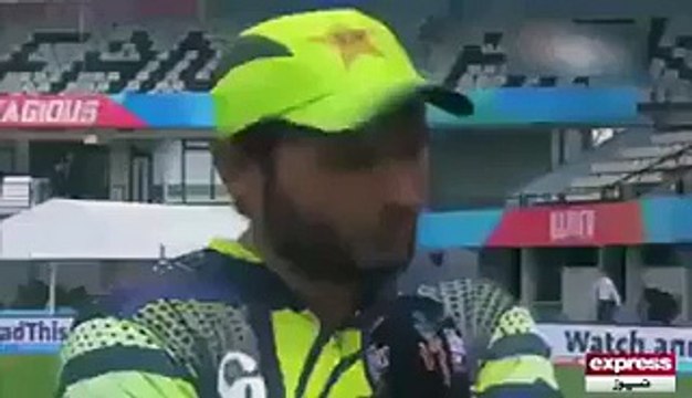 Shahid Afridi appeals Umar Akmal to help him reach 400 ODI wickets.