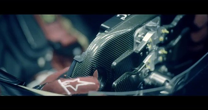 DINGUE ! Un poids lourd saute au dessus d'une formule 1 en pleine course !