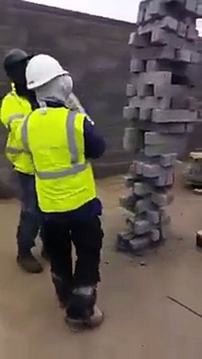 CHECK ! Amis ouvriés ... ca vous dit un Jenga géant avec des vraies briques ?