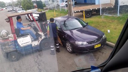 Ce fou déplace une voiture avec un chariot élévateur !