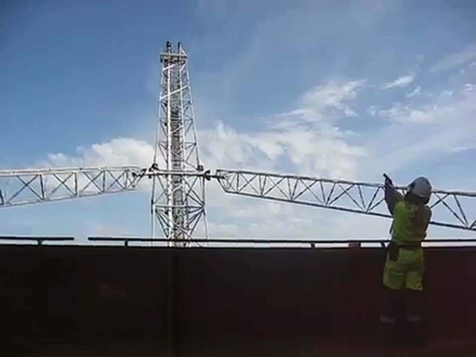 Comment allumer une torche pétrolière ? Regardez