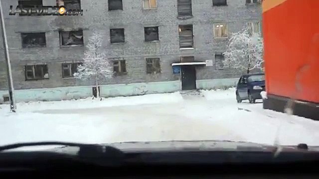 En pleine neige, il fait une drole de rencontre ! Vous n'allez pas y croire !