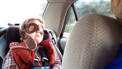 Cet enfant est très émotif ne peut retenir ses larmes sur une belle chanson