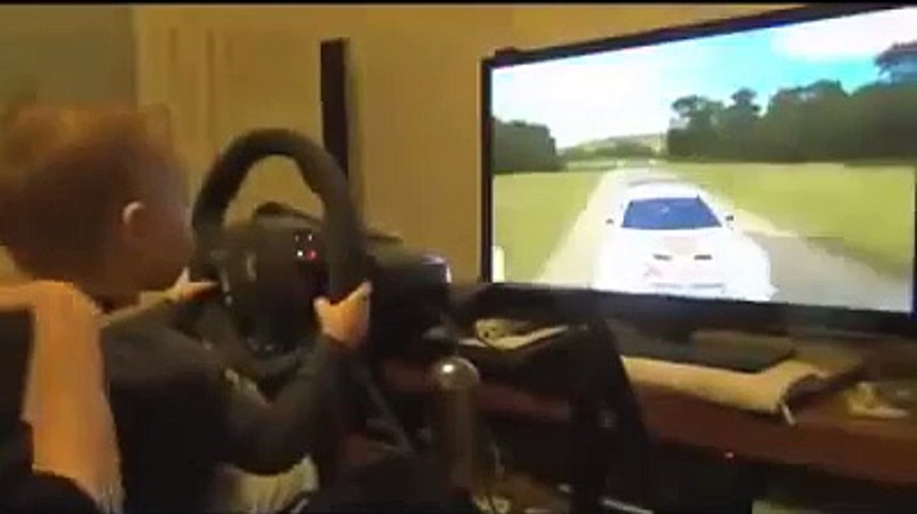Ce bébé conduit déjà une voiture de rallye !