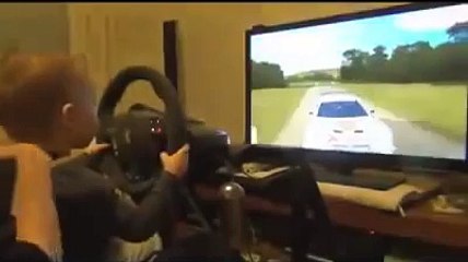 Ce bébé conduit déjà une voiture de rallye !