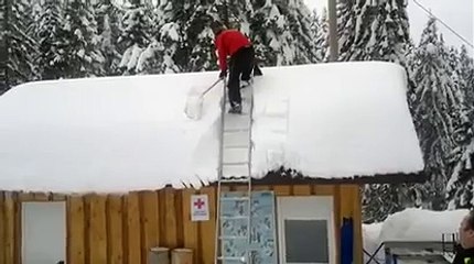 Le pro du déneigement ! Sa chute est epic, Il a eu chaud !