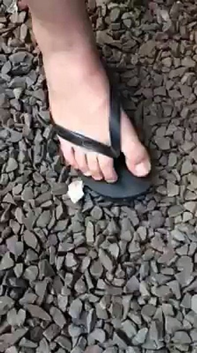 MDR Regardez ce qu'il fait avec son doigt de pied !