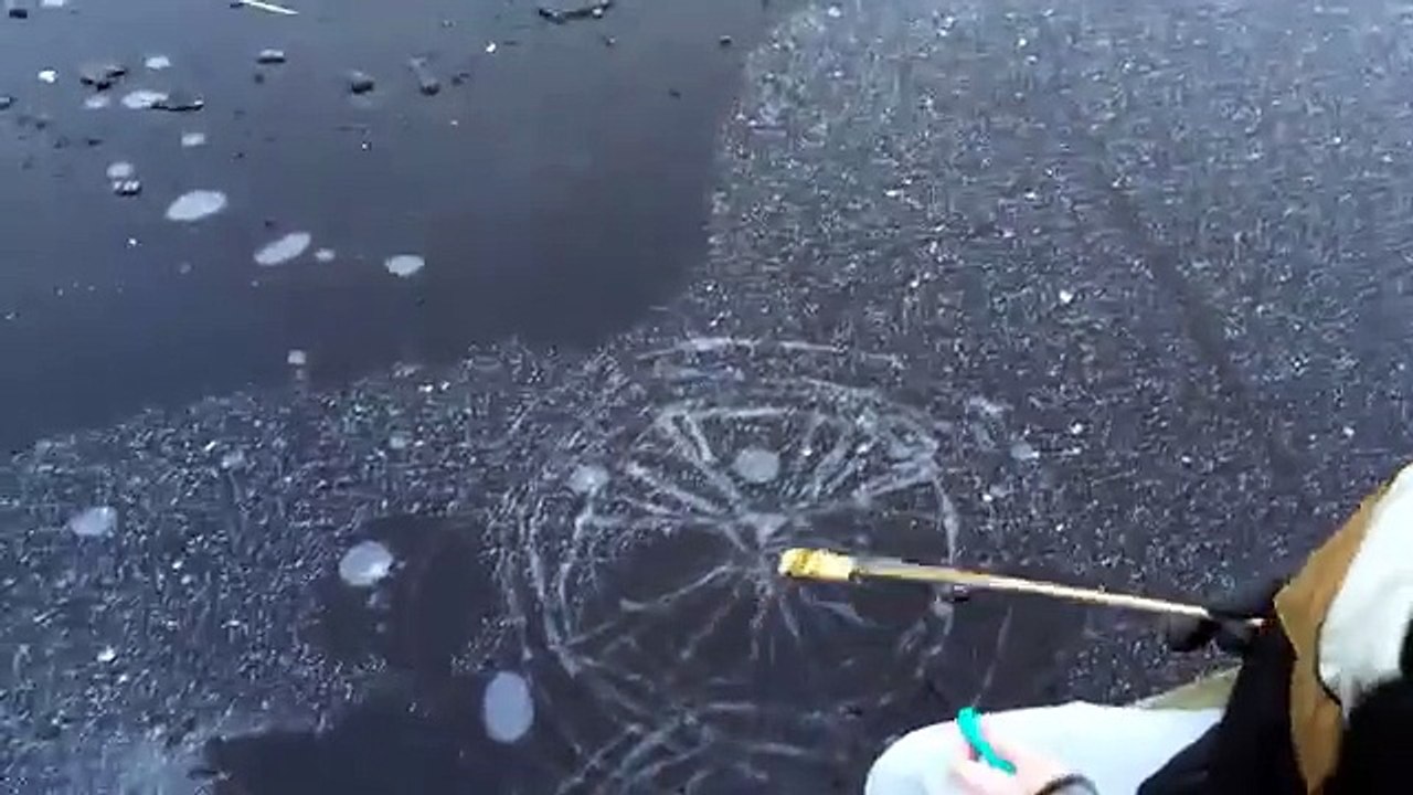 Ils font un feu d'artifice sous la glace ... et ca marche ! Excellent !