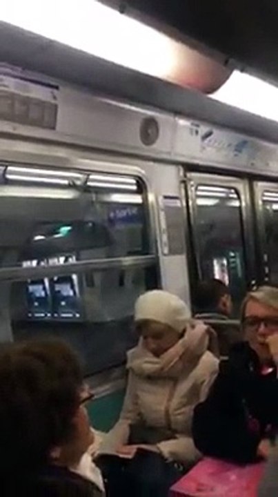 Un futur chanteur s'entraine dans le métro ! Génial !
