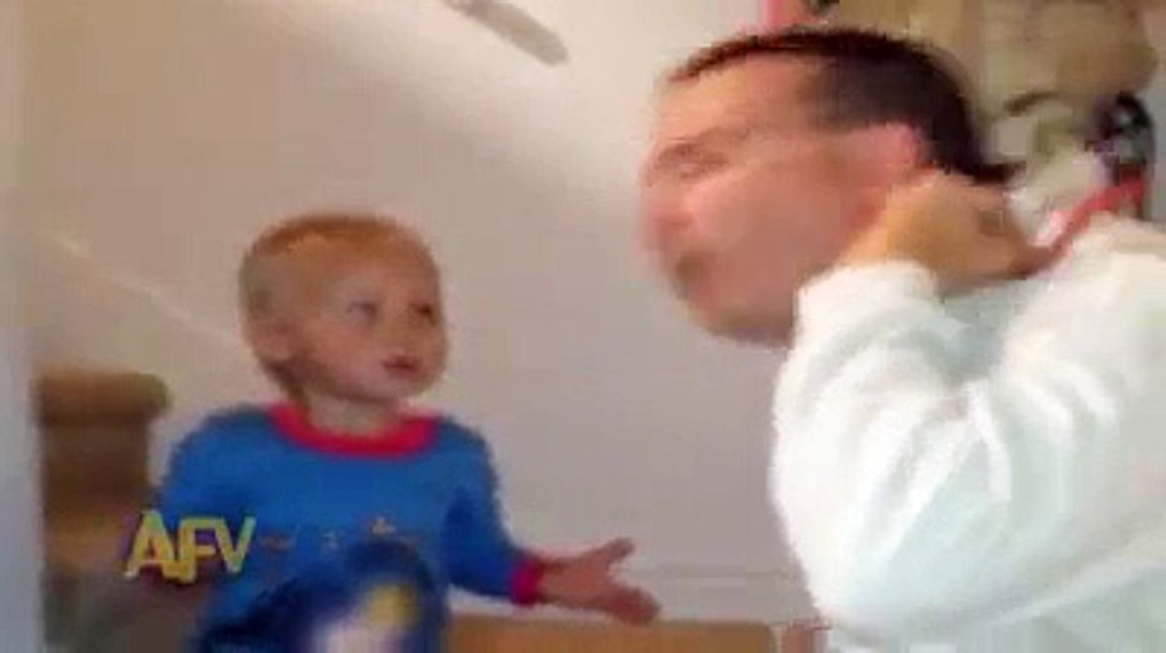 MDR la réaction magique d'un bébé à la blague de son papa !