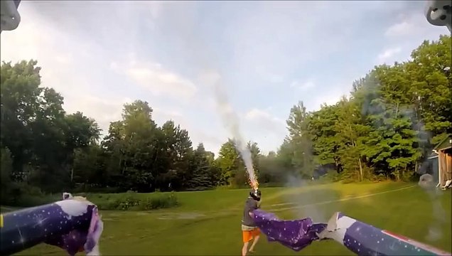 Un mec se fait attaquer par un drone équipé de feux d'artifices ! OUCH !