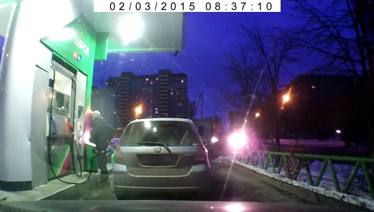 Ce mec vaut faire le plein, ce qui lui arrive n'est pas amusant !