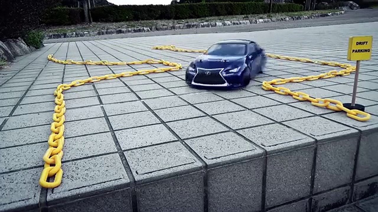 Ce que ce mec sait faire avec sa Lexus télécommandée est vraiment dingue ! Admirez !