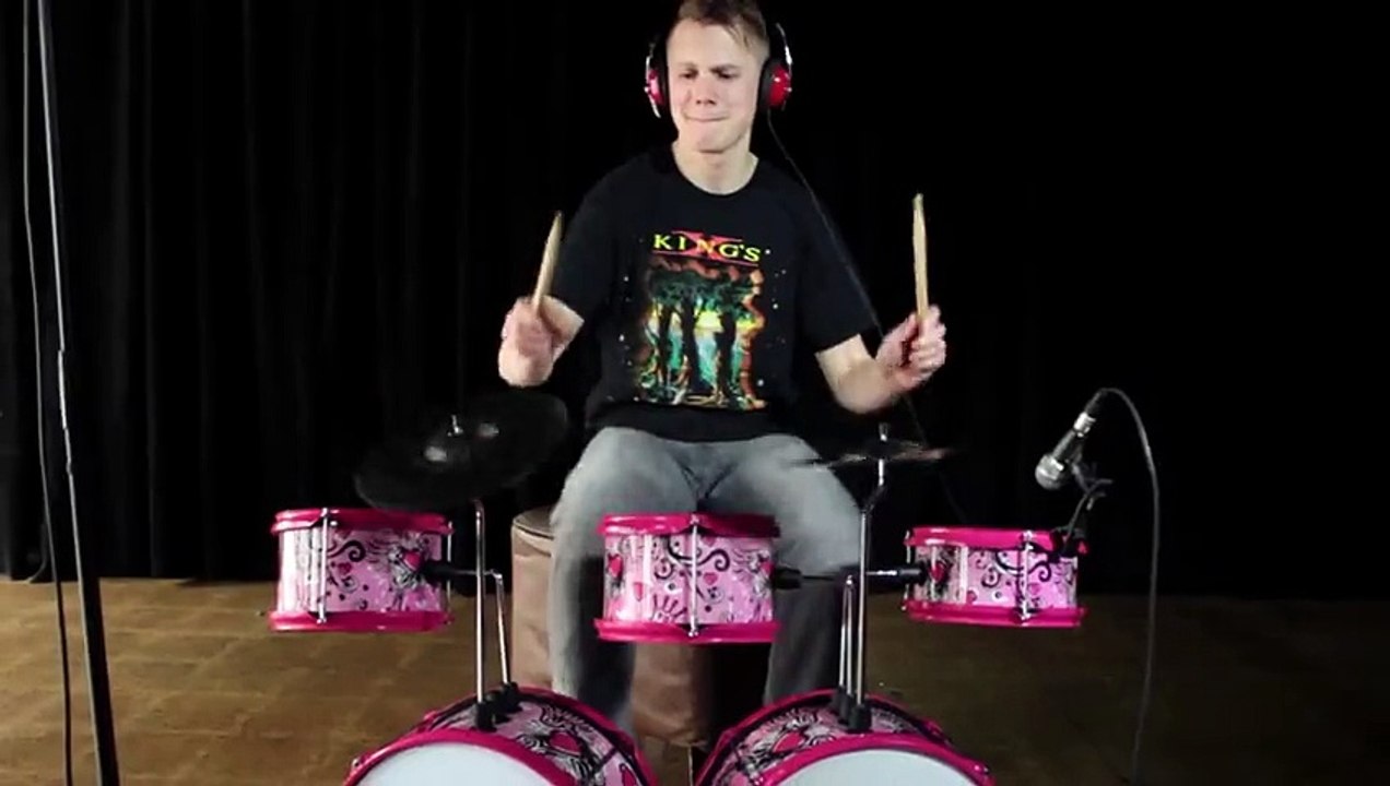 Ce mec est un Dieu ! Il joue du Slayer avec des jouets pour enfants