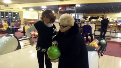 Cette mamie de 84 réalise un vrai exploit à sa première partie de bowling !
