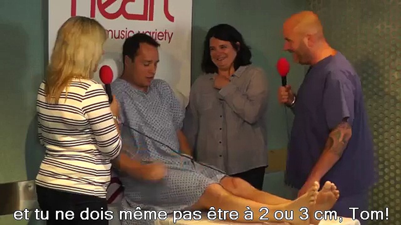Ce mec vit un vrai accouchement gràce à un simulateur ! Il ne rigole pas ... MDR !