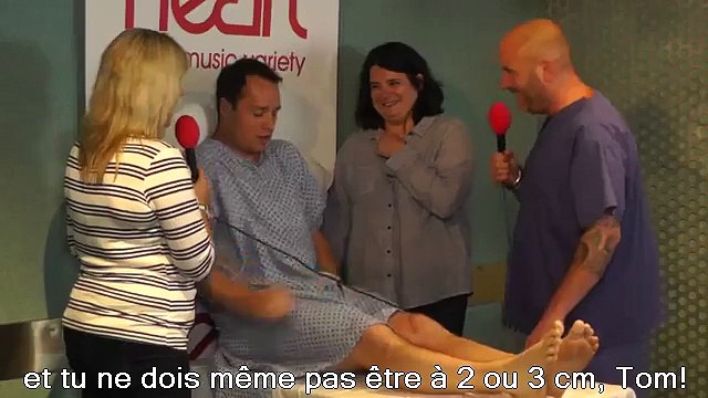 Ce mec vit un vrai accouchement gràce à un simulateur ! Il ne rigole pas ... MDR !