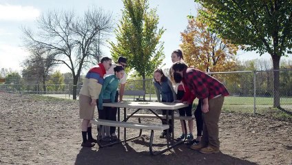La question du jour : Et si des gens se prennaient pour des chiens dans un parc ! La vidéo est trop GAG !