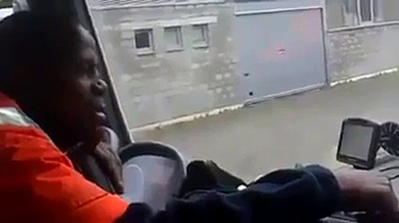 Un black  s'achète un GPS à commande vocale. La prise de controle est hilarante !