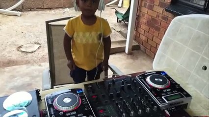 Ce jeune DJ de 2 ans a  le talent de David Guetta !