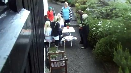 Attention des blondes essayent de faire un feu d'artifices ... Planquez vous !