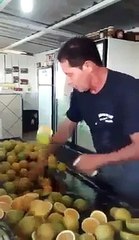 Ce type a une technique incroyable pour couper des citrons !