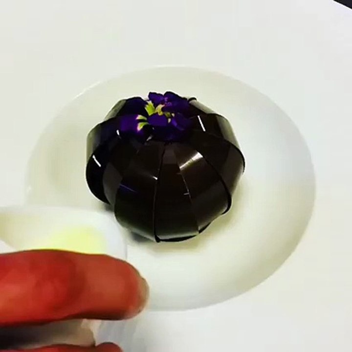 Ce dessert aux pétales de fleur au chocolat est trop merveilleux !