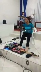 Ce jeune sans bras est un dieu du rock ! Découvrez son talent ici