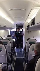 Une hôtesse de l'air danse sur Uptown Funk de Bruno Mars