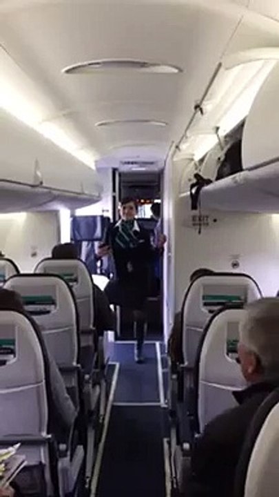 Une hôtesse de l'air danse sur Uptown Funk de Bruno Mars