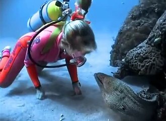 Vahşi Balıkla Oynayan Genç Kız