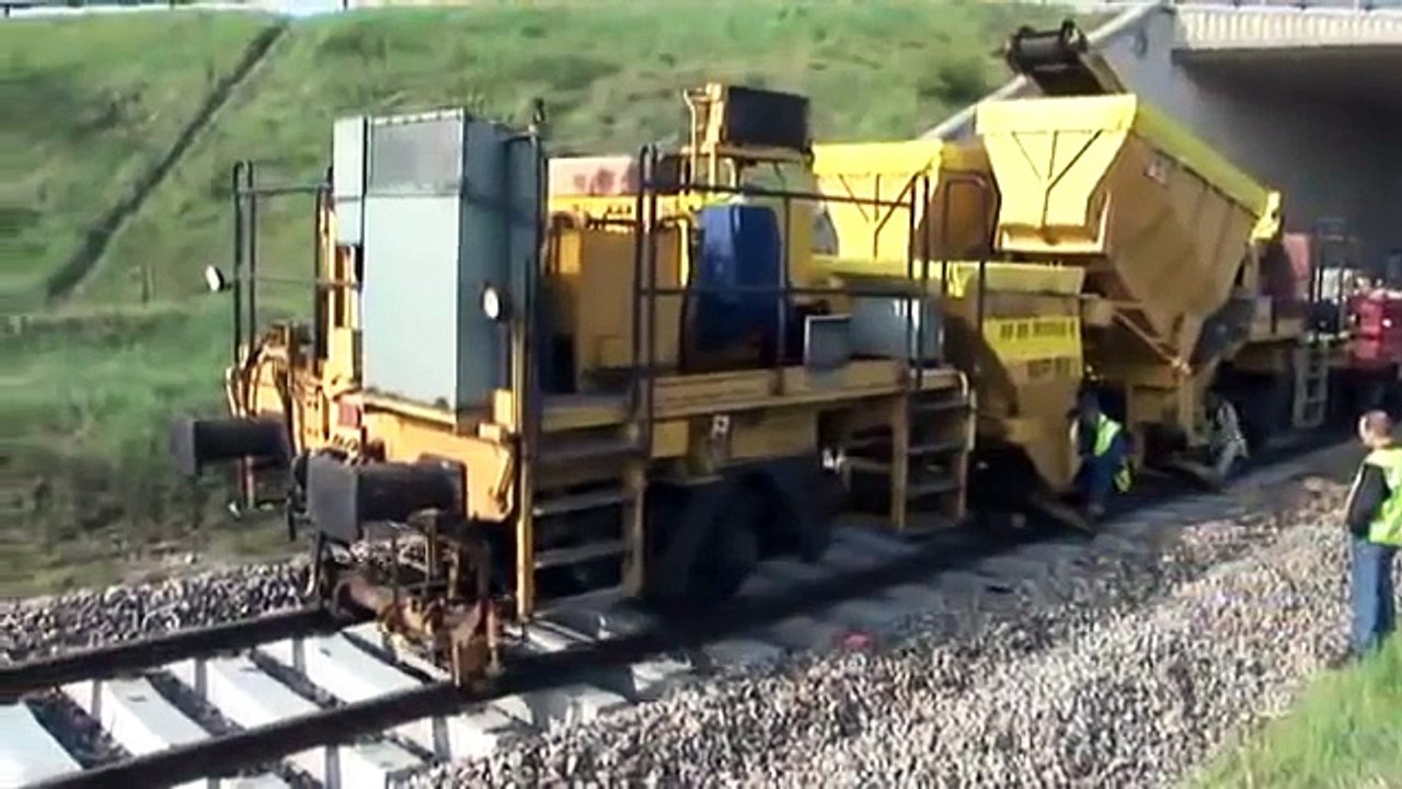 Remplacement des traverses sans enlever les rails / Replacement of sleepers without removing the rails