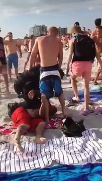 Un flic américain calme 2 gars sur une plage de floride : costaud!