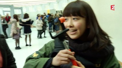 Les perches à selfie non désirées dans les musées