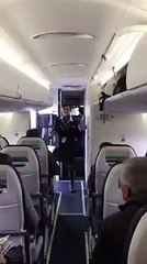 Une Hôtesse de l'air se lache à l'arrivée dans l'aéroport