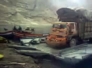 Truck drowning at Attabad Lake - Video Dailymotion