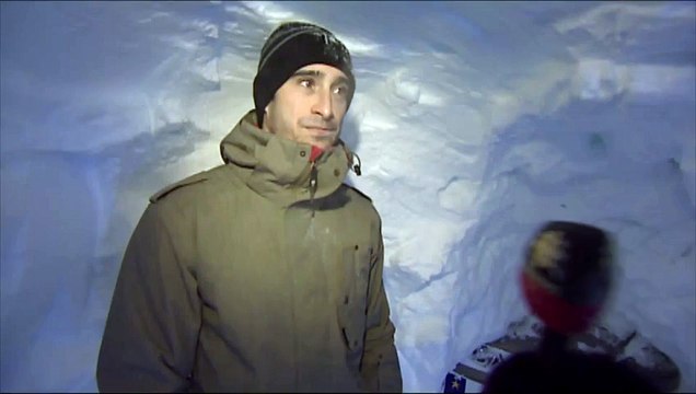 Cet homme a du creuser un tunnel sous la neige afin d'attendre sa voiture !