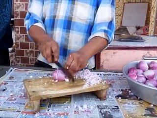 Regardez comment ce cuisinier indien coupe ses oignons !