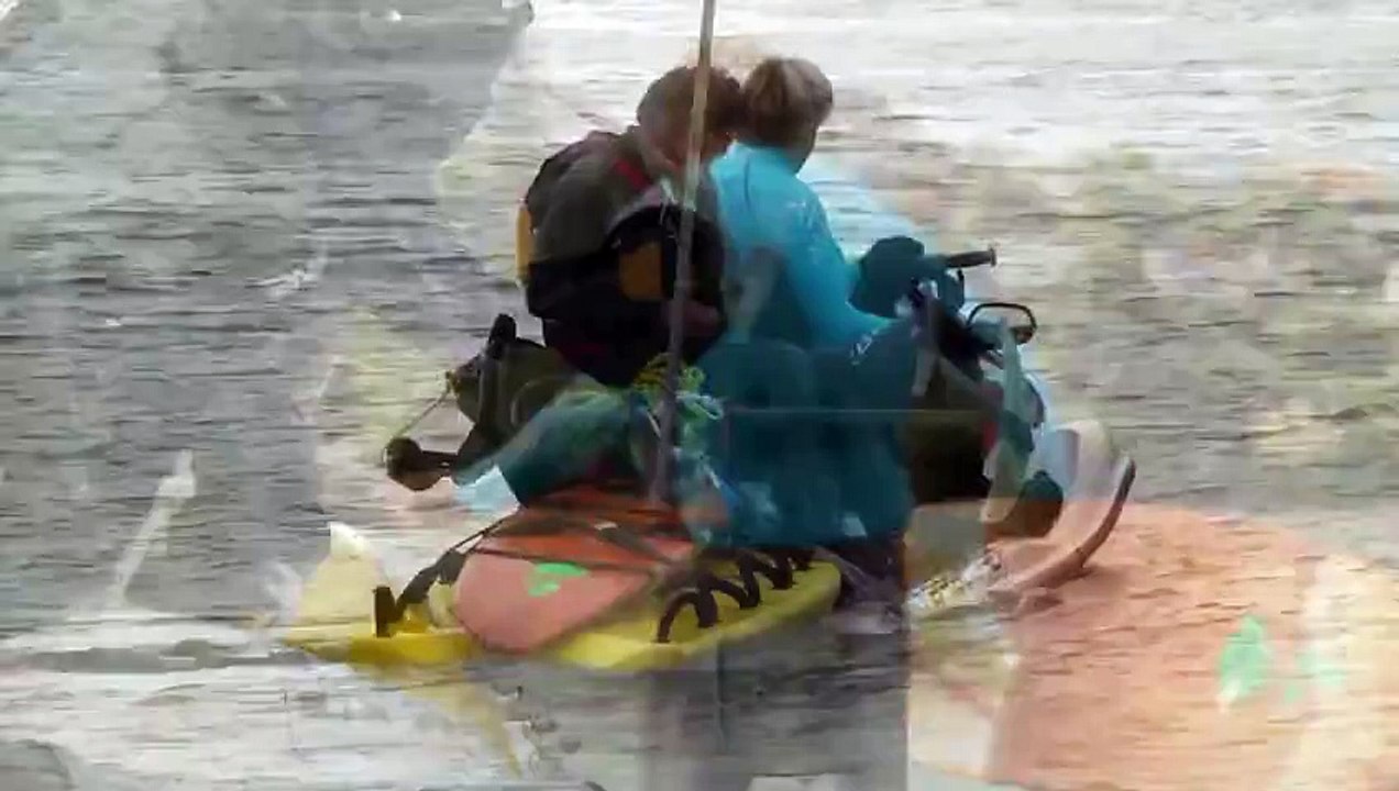 Il surfe sur des vagues de plus de 5m en Hover-Surfing ! Dingue !