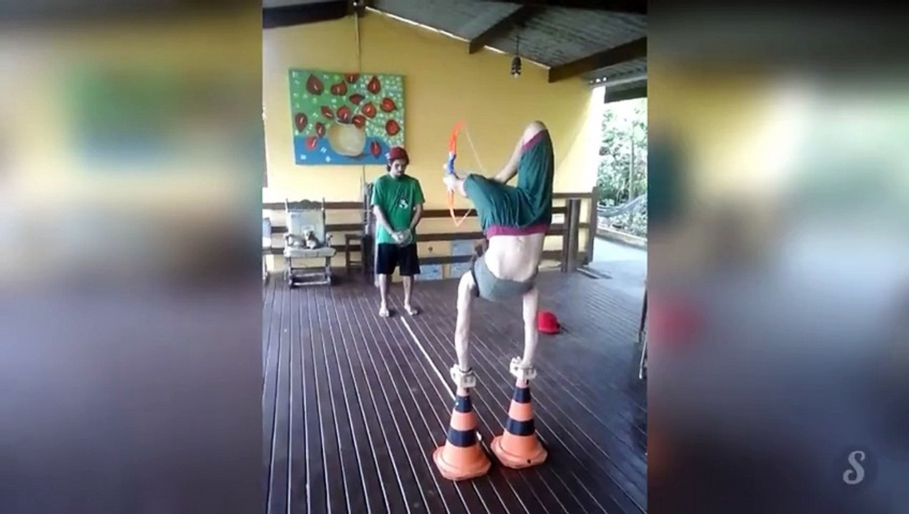 Cette femme tire à l'arc avec ses pieds mais ce n'est pas tout ! Bluffant !