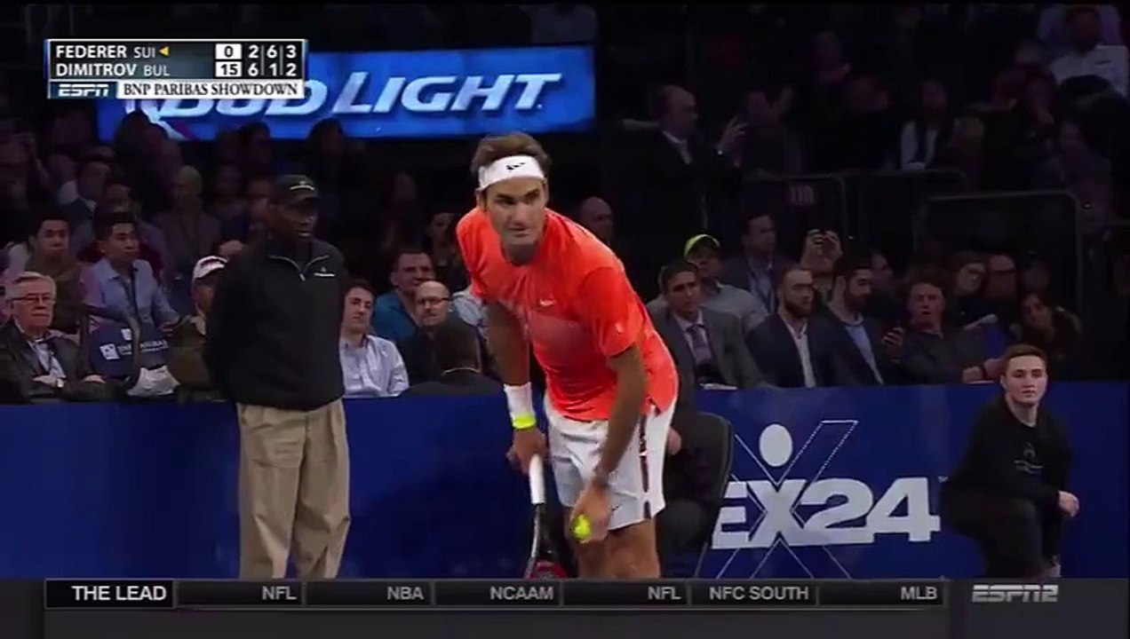 Un enfant marque un point contre Roger Federer