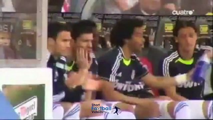 Cristiano Ronaldo aide Marcelo à ouvrir une bouteille
