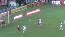 De frente para o goleiro, Paulinho perde gol incrível no Maracanã