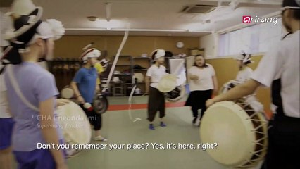 Students are focus on their practice 맹연습하는 학생들