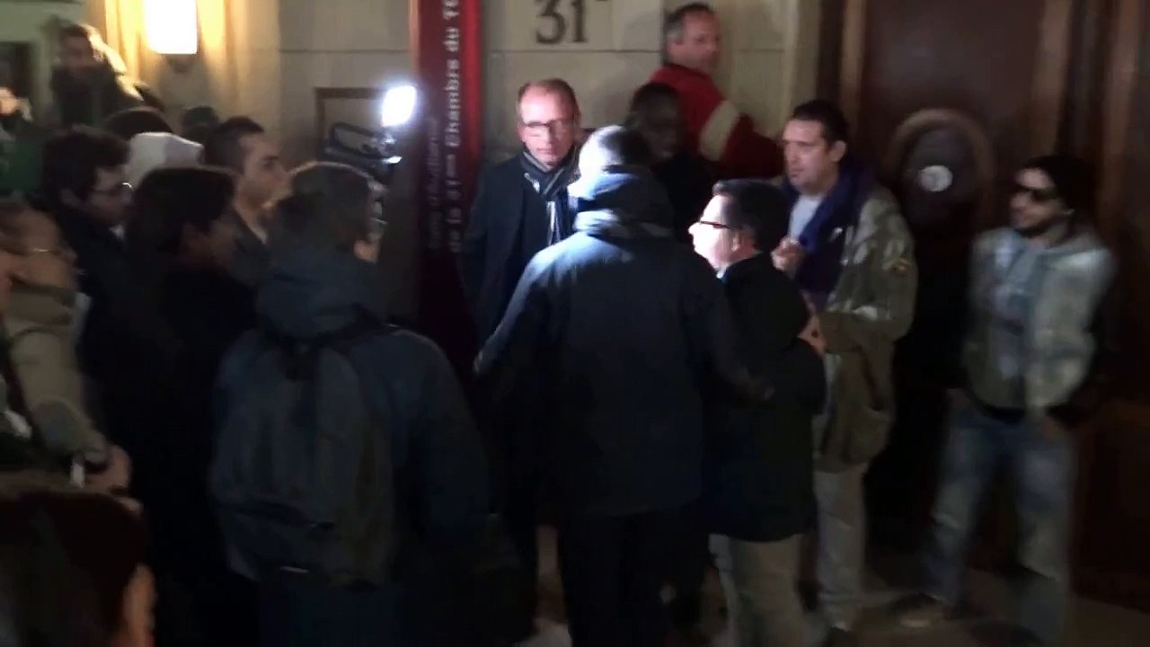 Frédéric HAZIZA donne un coup de pied au garde du corps de Dieudonné