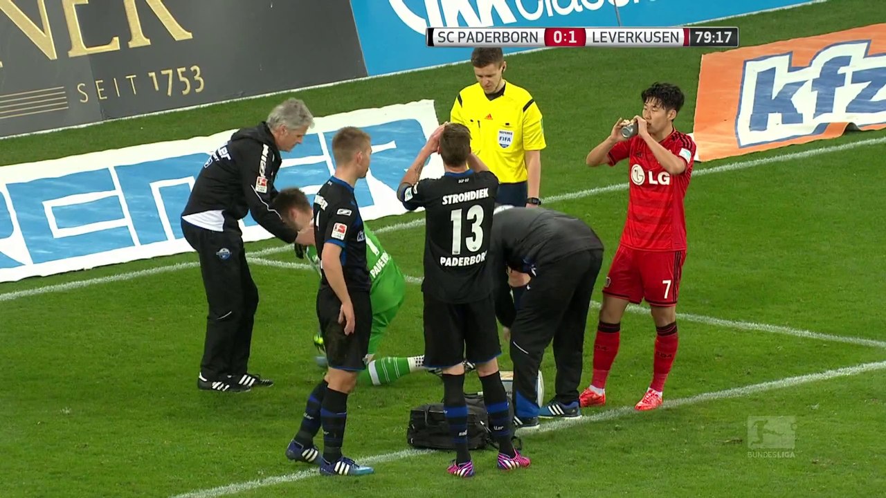 Goalkeeper stops powerful shot with his head : knocked out!